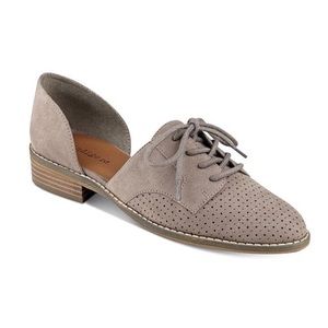 Adorable Oxford Flats in Light Tan Size 6.5 US